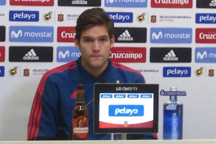 Marcos Alonso en rueda de prensa con la selección española