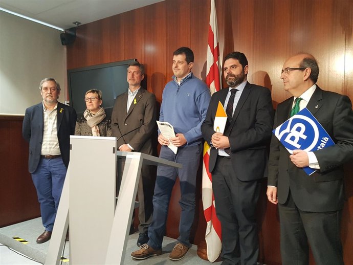 Los concejales J.Coronas, C.Andrés, J.Martí, P.Sierra, J.Mulleras con V.Flores