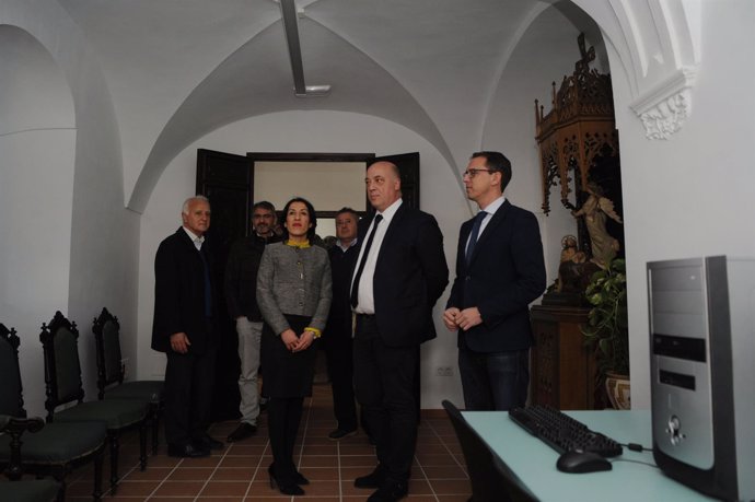 Antonio Ruiz (segundo por la dcha.) visita la Casa Salesiana de Pozoblanco