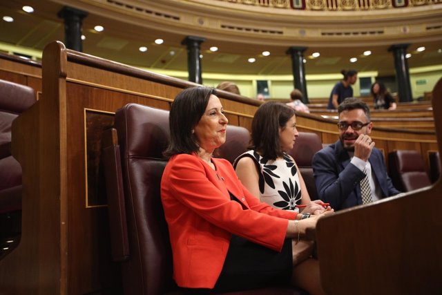 Margarita Robles y Adriana Lastra en la sesión de control en el Congreso