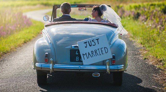 BODA.NET PAREJA QUE ACABA DE CASARSE