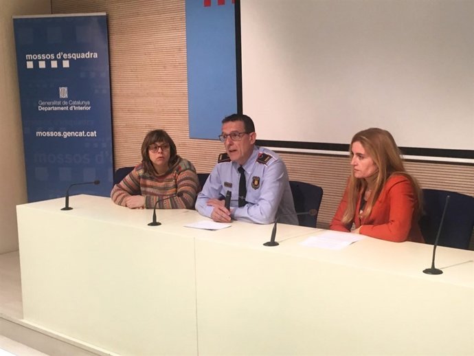 Dolors Torrents, Albert Oliva i Rosa Cadenes en roda de premsa