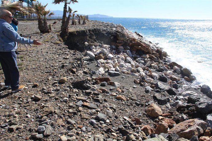 Socavón provocado por el temporal en Almuñécar
