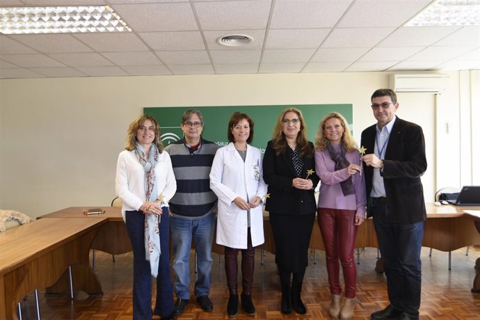 Luna (tercera por la dcha.) tras la firma del acuerdo