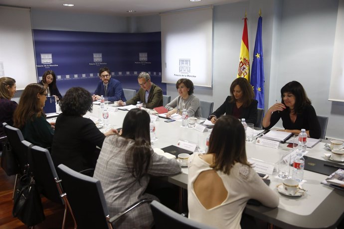 Saénz de Santamaría se reúne con la Mesa de Género para el Ámbito Digital