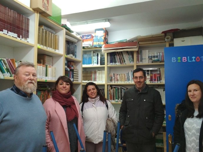 Cortés (2ª izda.) en un colegio de Priego