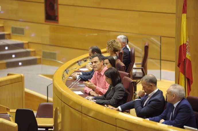Pedro Sánchez, Margarita Robles y Ander Gil en la reunión del PSOE en el Senado