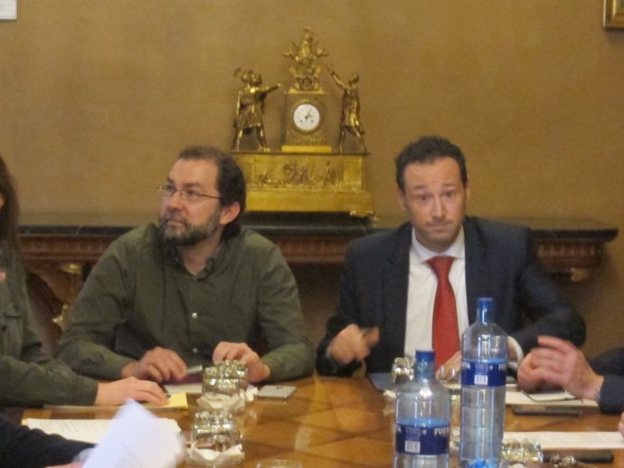 El portavoz de Podemos, Emilio León y Guillermo Martínez, portavoz del Gobierno