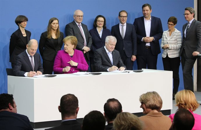 Signatura de l'acord de coalició a Alemanya entre Merkel i els socialdemòcrates