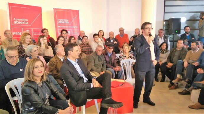 Pedro Sánchez en un acto con militantes en La Línea