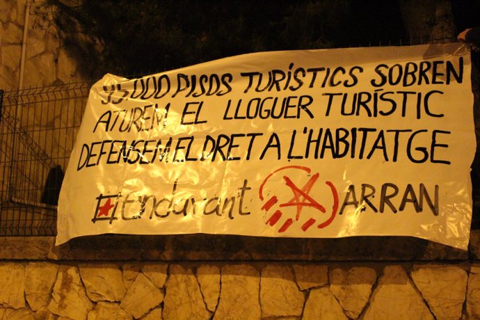 Pancarta Endavant OSAN y Arran contra el turismo