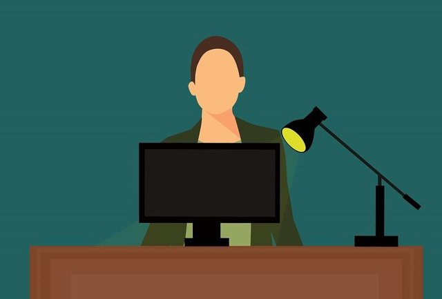 Señora buscando en ordenador