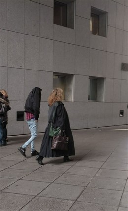 El joven condenado a la salida del juzgado junto a su abogada.