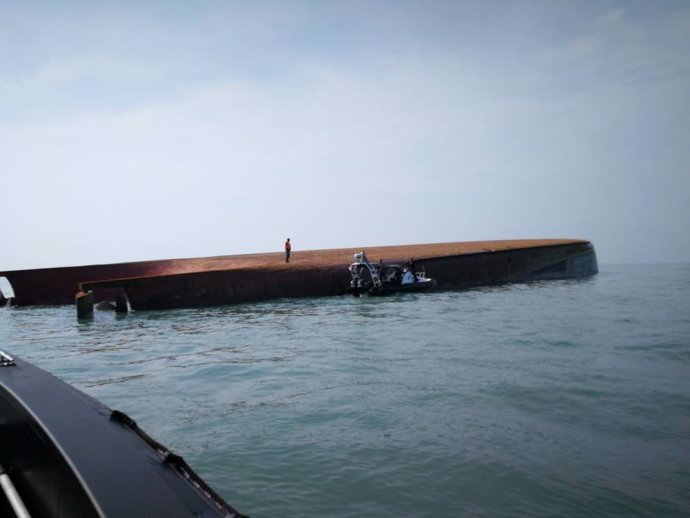 Foto del barco volcado cerca de Malasia
