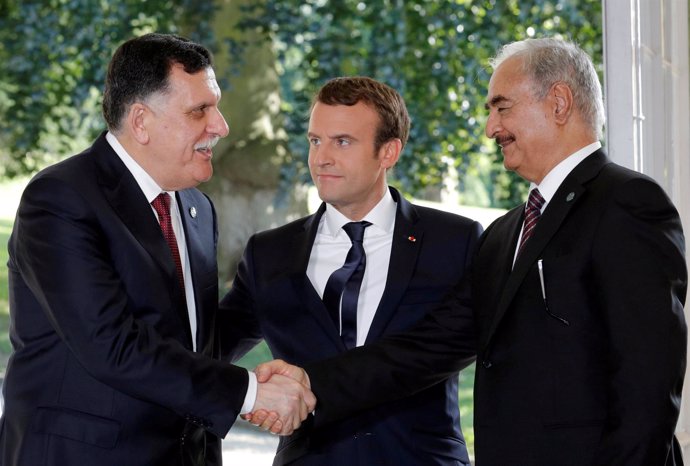 Foto de archivo de Serraj y Haftar en una reunión organizada por Macron