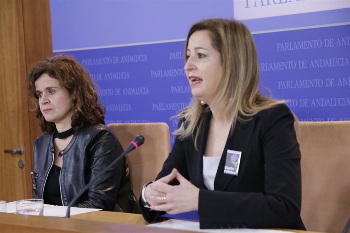 Esperanza Gómez y Carmen Lizárraga (Podemos) en rueda de prensa 