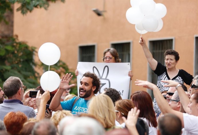 El médico Jesús Candel, Spiriman, presenta un escrito en la Delegación de Salud