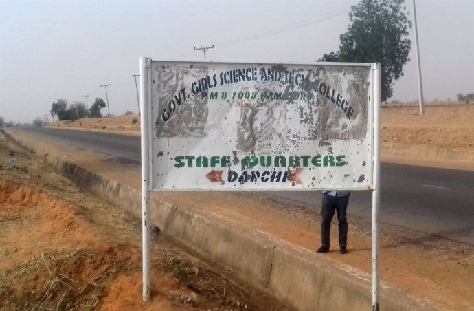 Letrero de la escuela de Dapchi donde Boko Haram secuestró a 110 niñas