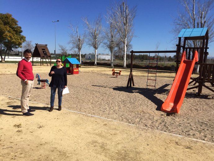 La diputada provincial Encarnación Niño valora obras de parque infantil de Jerez