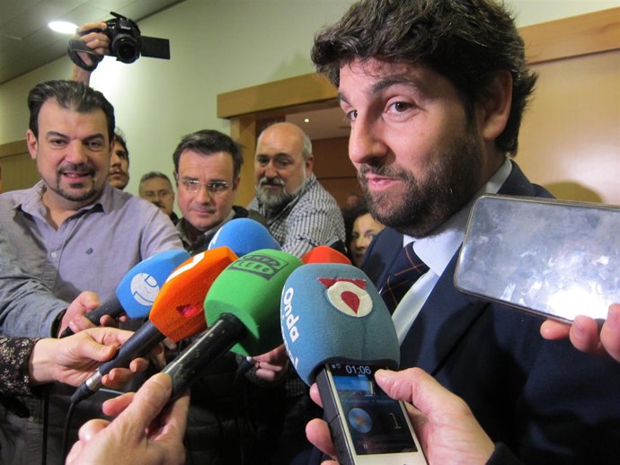 El presidente de la Comunidad, Fernando López Miras, atiende a los medios