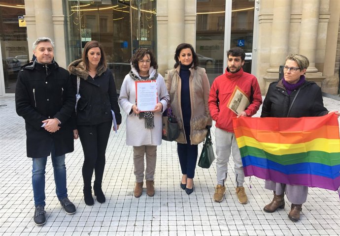 Los representantes políticos, ante el Palacio de Justicia