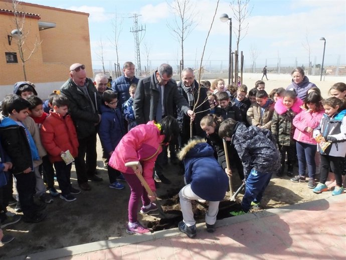 Segovia.- Plantación llevada a cabo con los escolares de La Lastrilla