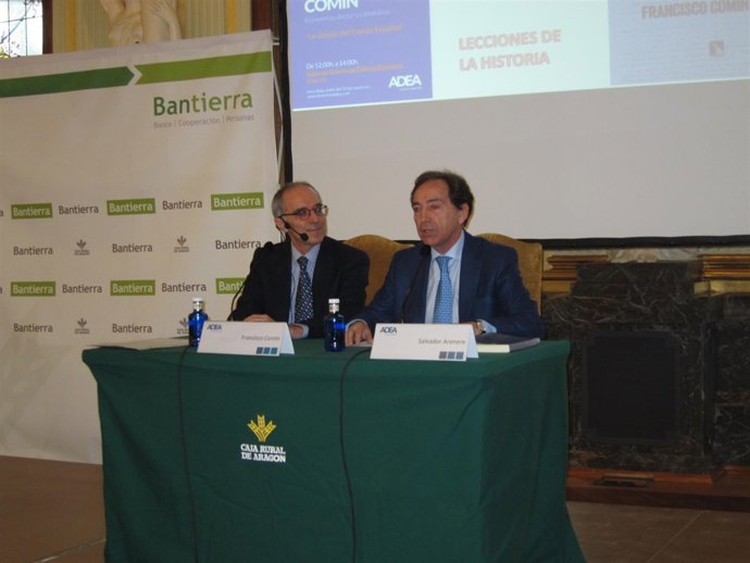 El responsable de ADEA, Salvador Arenere, junto al economista Francisco Comin