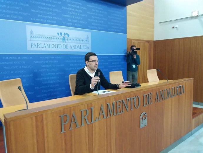 El portavoz parlamentario del PSOE-A, Mario Jiménez, en rueda de prensa