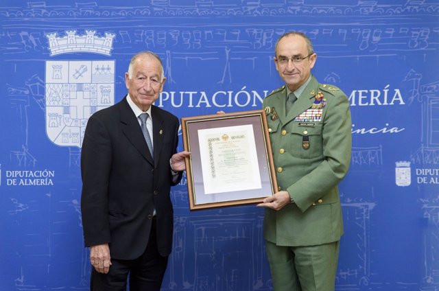 Las Fuerzas Armadas reconocen a Gabriel Amat su apoyo al Ejército y la Legión.