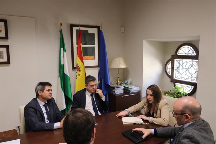 Esther Ruiz y Julio Coca (a su dcha.) durante la reunión