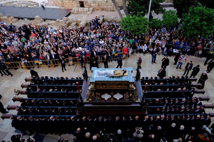 Semana Santa 2015 de Málaga. Sepulcro, trono, nazareno, teatro romano, turistas.