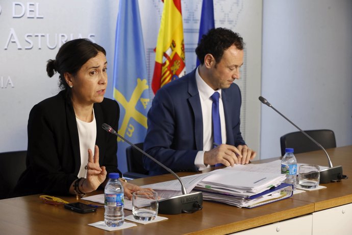 Los consejeros Dolores Carcedo y Guillermo Martínez tras el consejo de Gobierno