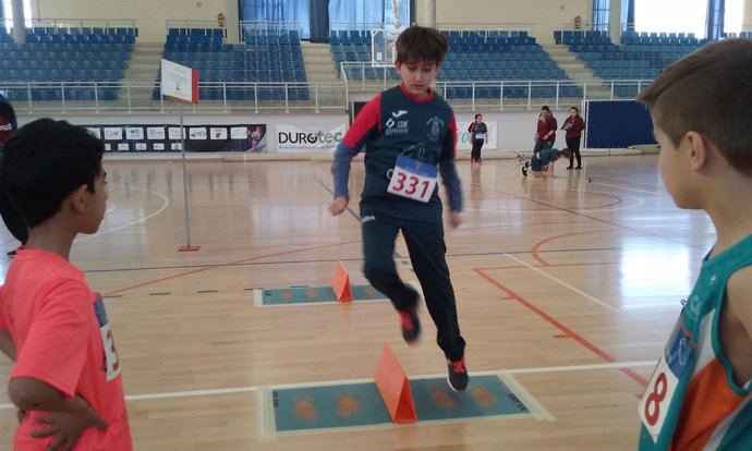 Un centenar de jóvenes han participado en los Talleres 'Jugando al atletismo'.