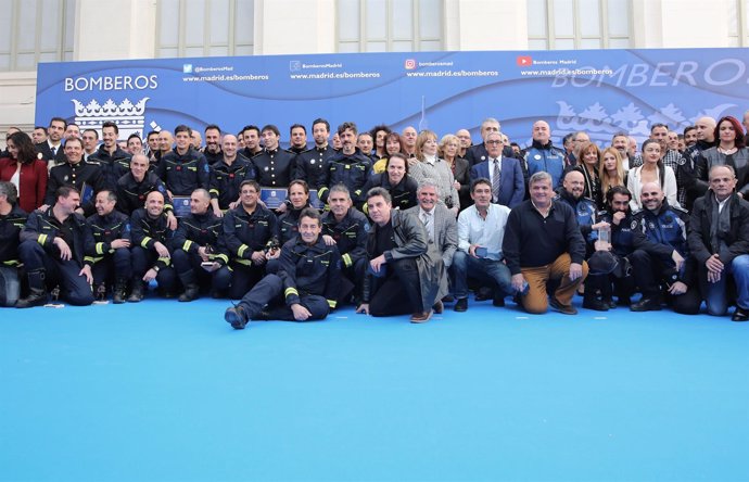 Bomberos con la alcaldesa de Madrid y representantes de grupos municipales