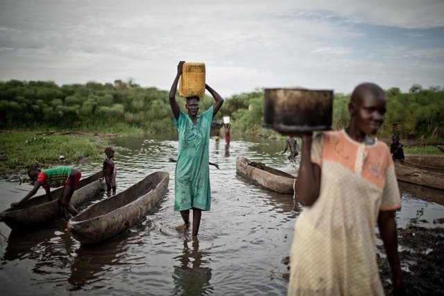 Mujeres desplazadas en Sudán del Sur transportan agua