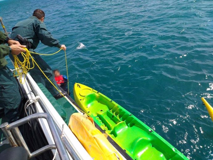 Rescate de tres tripulantes de kakay en la costa de tarragona
