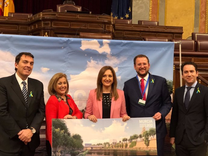 Diputados nacionales del PP por Murcia, posan en el Congreso con José Guillén
