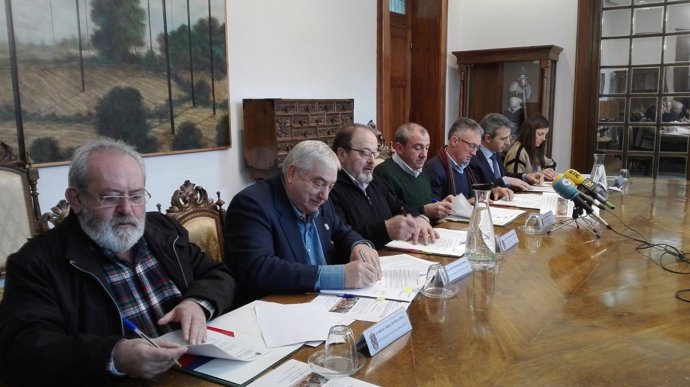 Acuerdo Diputación de Lugo y alcaldes con residencias