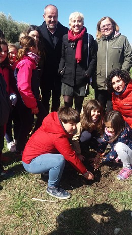 Algar y otros participantes durante la reforestación