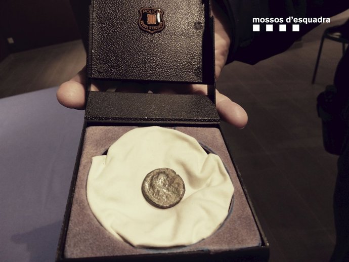 Moneda del jaciment grecorromano d'Empúries recuperada pels Mossos