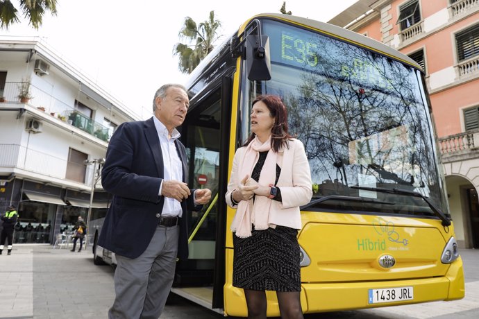 Antoni Poveda i Maria Miranda presenten la línia d'autobús exprés I95