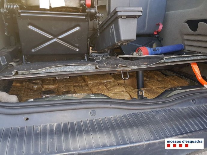Haixix oposat pels Mossos en el maleter d'un cotxe