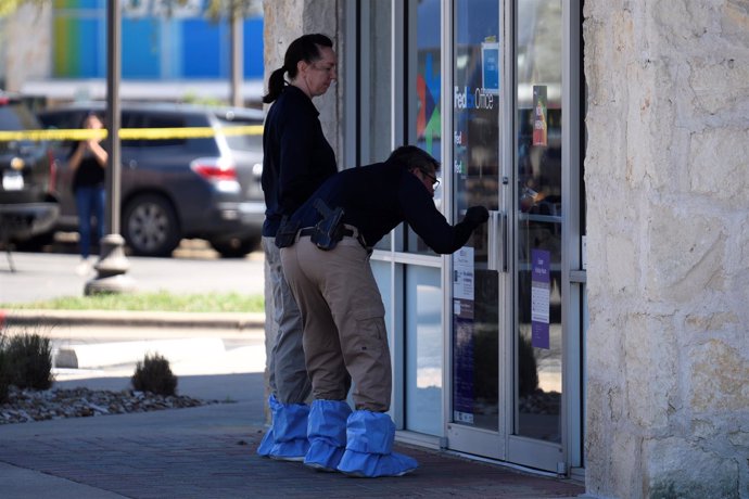 Dos personas estudian pruebas de las explosiones de Austin