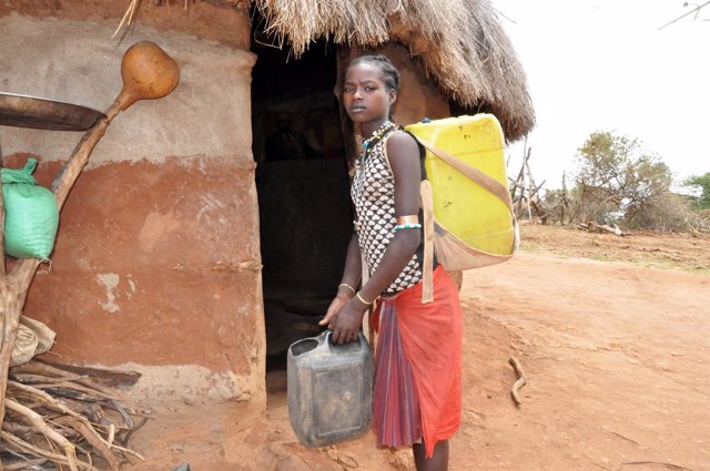 Dawele, de 14 años, camina ocho horas para recoger agua en Etiopía