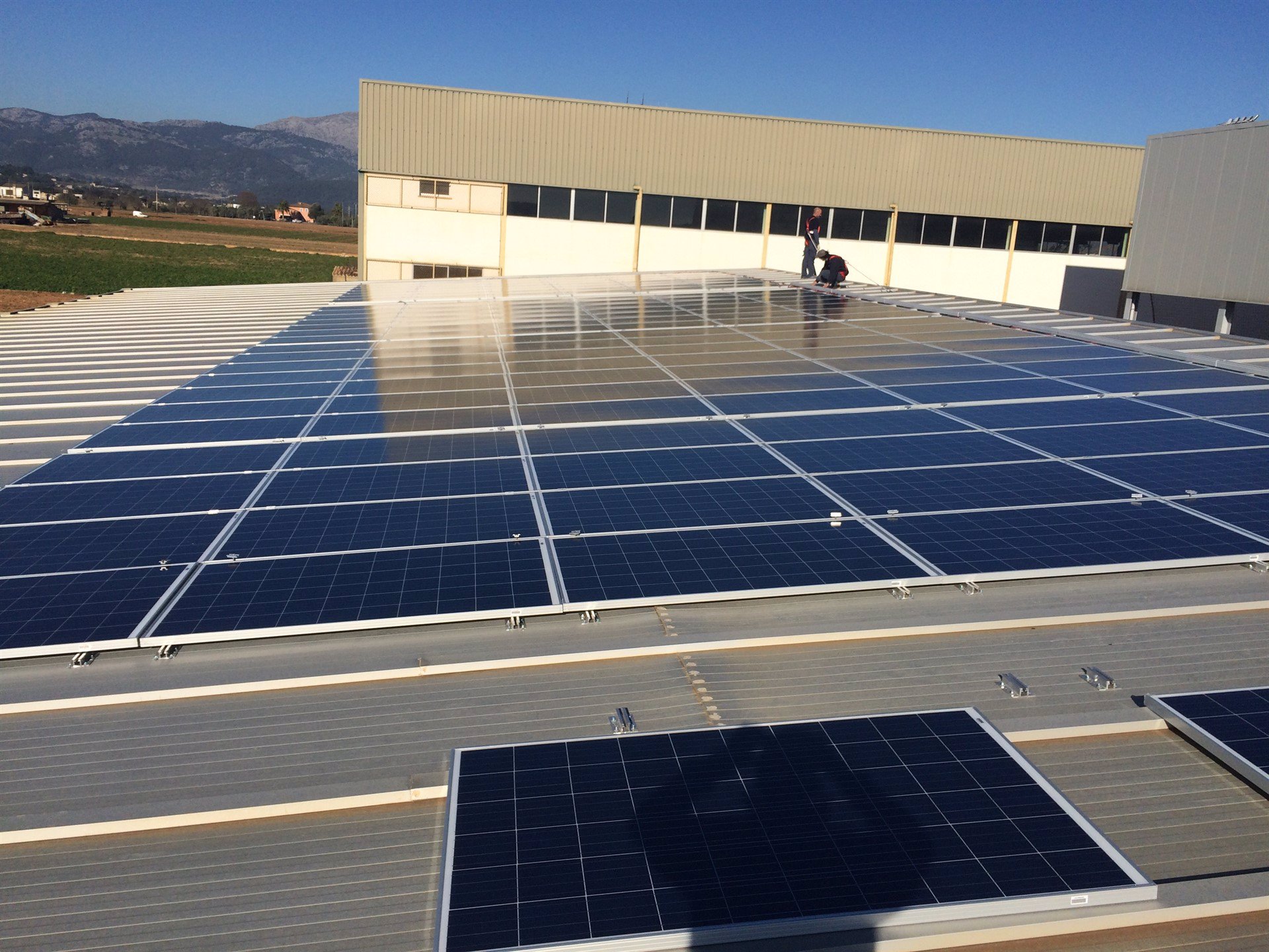 Sa Pobla instala placas solares fotovoltaicas en la cubierta de su piscina municipal