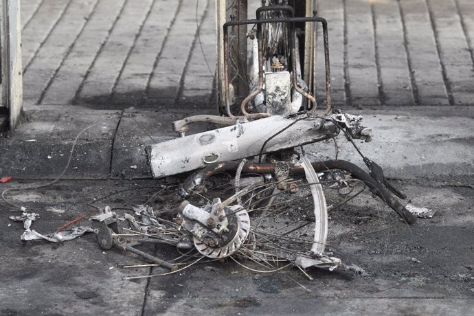 Bicicletas de BiciMad destrozadas en Lavapiés (Madrid) tras los disturbios