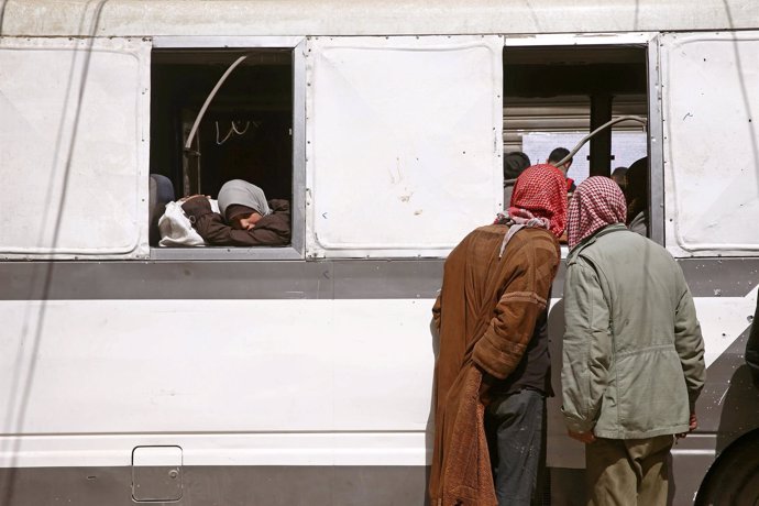 Un autobús con niños saliendo de Duma, en Ghuta Oriental
