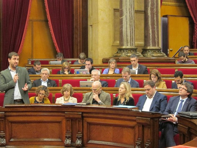 El conseller de Salud, Toni Comín, en el pleno del Parlament