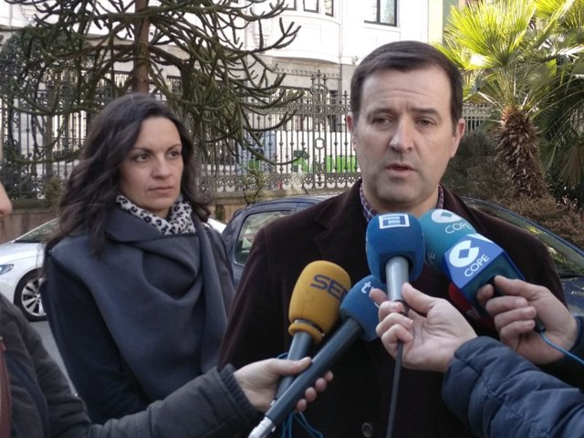 Gumersindo Rodríguez atiende a los medios de comunicación.