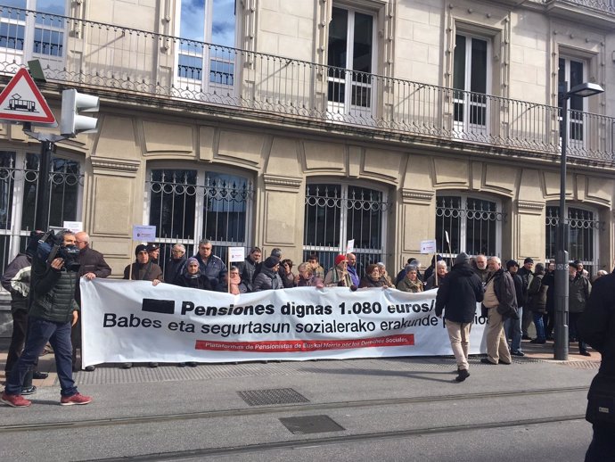 Concentración de pensionistas ante el Parlamento Vasco